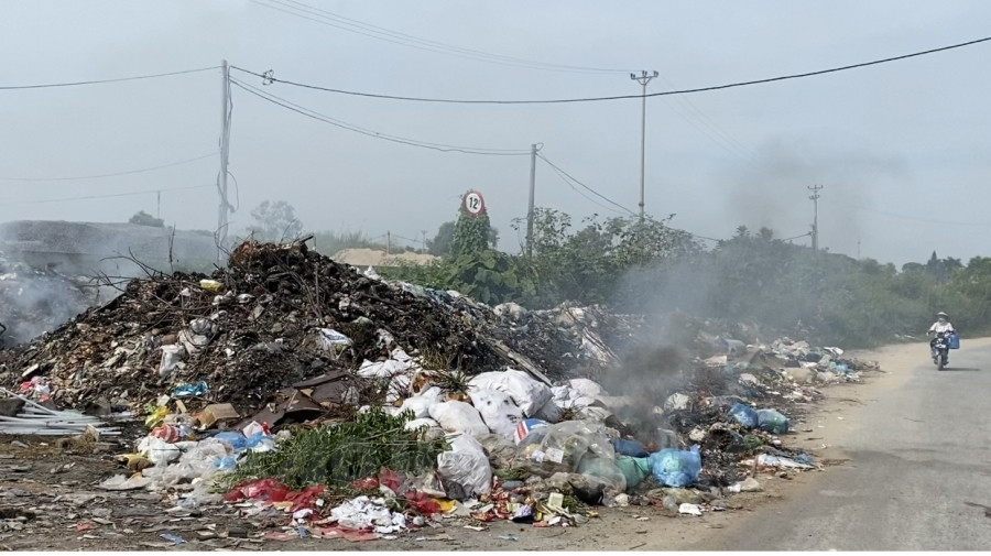 Đốt rác ngay cạnh đường ở thị trấn Ninh Giang